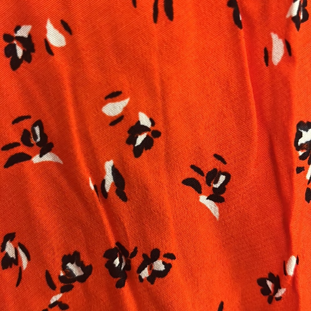 Gap Maternity size L blouse with cross over front with button closure pleated - Picture 4 of 9